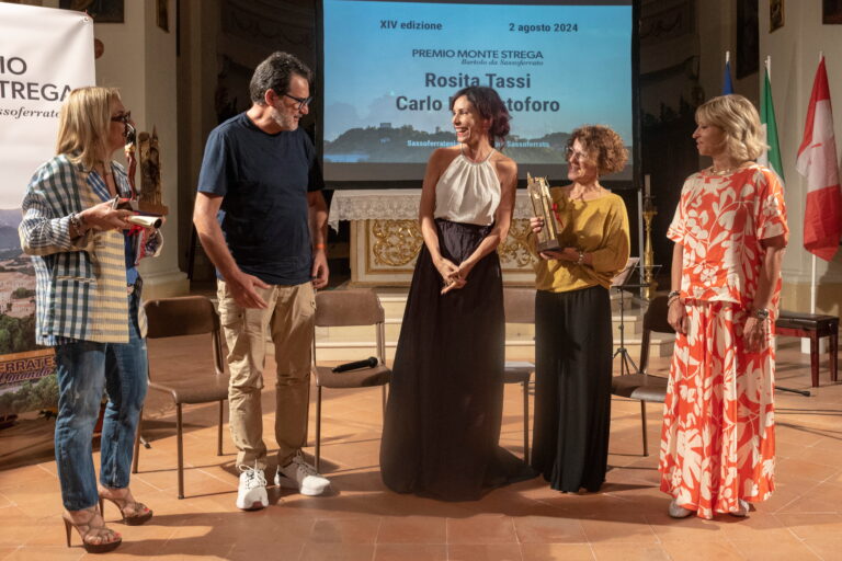 6. Tiziana Foschi premia Rosita Tassi e Carlo Di Cristoforo